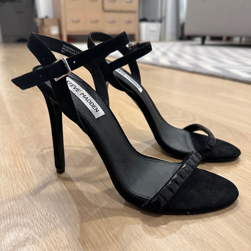 NWOT 8.5 Womens Steve Madden Scheanna heels with black gems